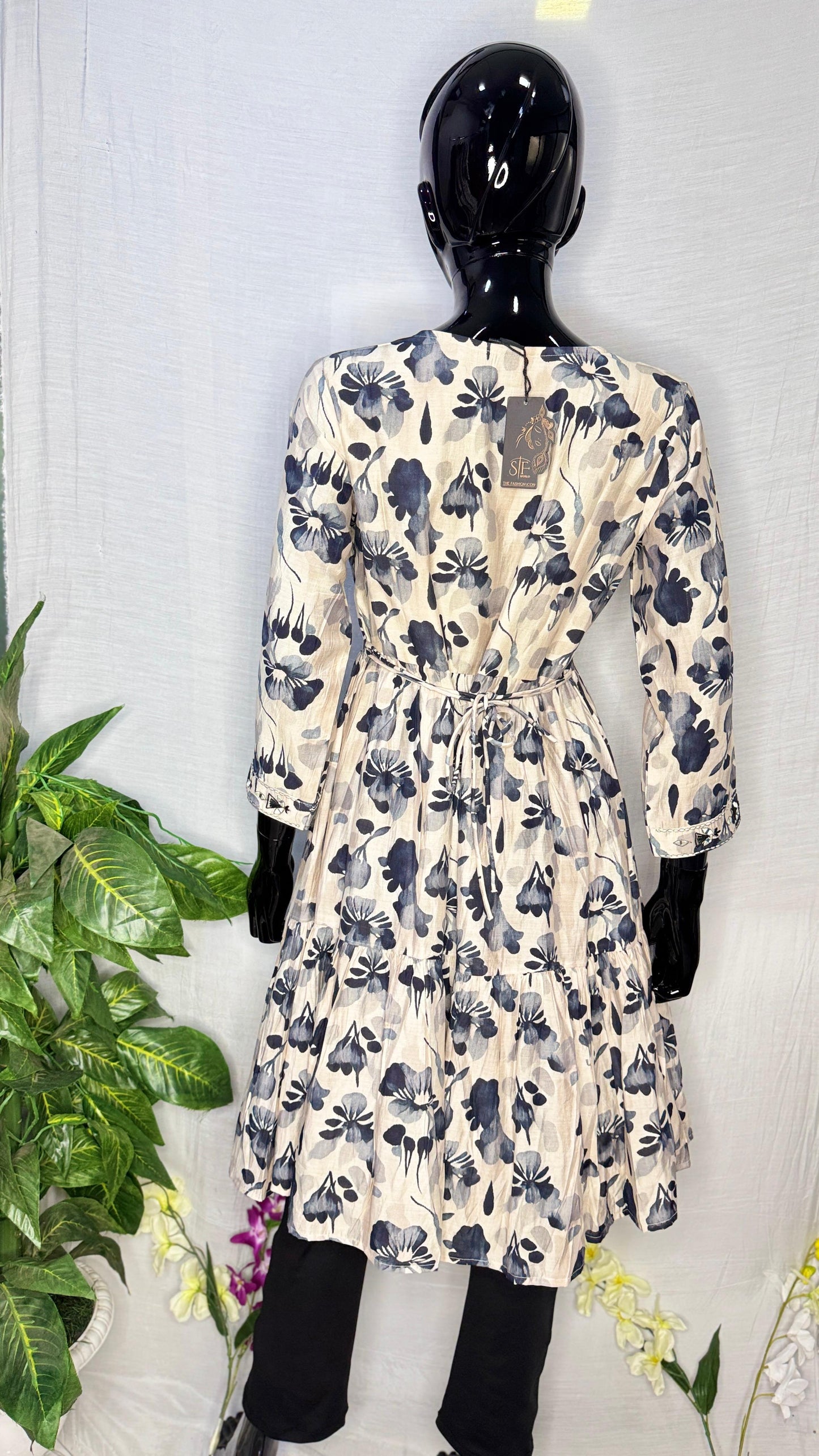 Elegant Floral Pure Moda Chanderi A-Line Kurti – Cream & Charcoal